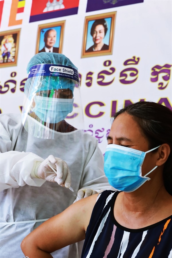 캄보디아는 만 18세 이상 인구 약 27%가 최소 1차 접종을 마친 상태다. 아세안가국 중 싱가폴에 이어 높은 수치다. 