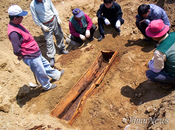 2008년 4월 14일 경북 안동시 풍천면 가일마을 부근 공동묘지에서 6.10만세운동을 주도한 독립운동가 권오설 선생(1897~1930, 건국훈장 독립장(2005))의 묘에서 철관이 발견되었다.