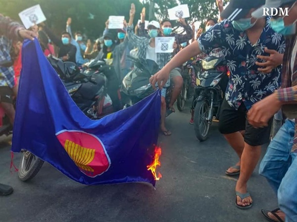 미얀마 시민들이 아세안 깃발을 불태우고 있다.