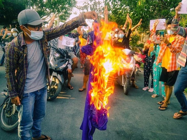 미얀마 시민들이 아세안 깃발을 불태우고 있다.