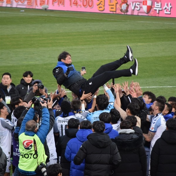  2019 K리그1 시즌 마지막 게임을 끝내고 인천 유나이티드 선수들로부터 헹가래를 받고 있는 유상철 감독(2019년 11월 30일, 창원축구센터)