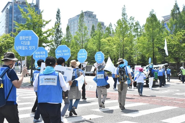 대전시청 주변을 행진하는 참가자들