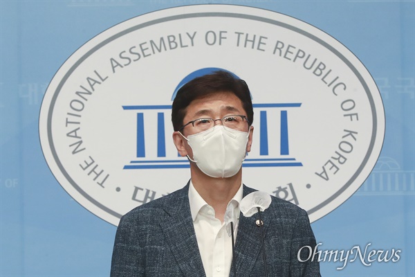 고용진 더불어민주당 수석대변인이 지난 6월 8일 오후 서울 여의도 국회 소통관에서 브리핑을 하고 있다.