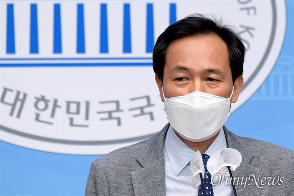우상호 더불어민주당 의원이 8일 오후 서울 여의도 국회 소통관에서 권익위의 부동산 투기 의혹 조사 결과와 관련 입장을 발표하고 있다.