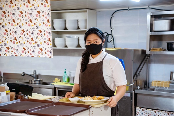 12년 동안 음식 관련 잡지의 편집자로 일했던 김진우씨는 오늘손만두를 창업하면서 자기 실현을 해 나가고 있다고 했다.