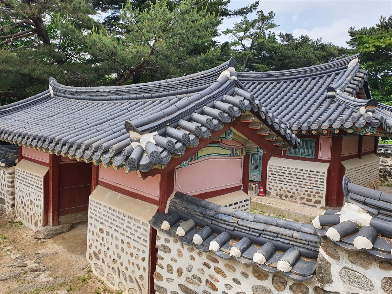 억울하게 죽은 이회장군을 위해 세운 사당인 청량당 청량당을 성벽을 쌓을 때 억울하게 죽은 이회장군을 위해 세운 사당으로 수어장대의 초입에 자리하고 있다.