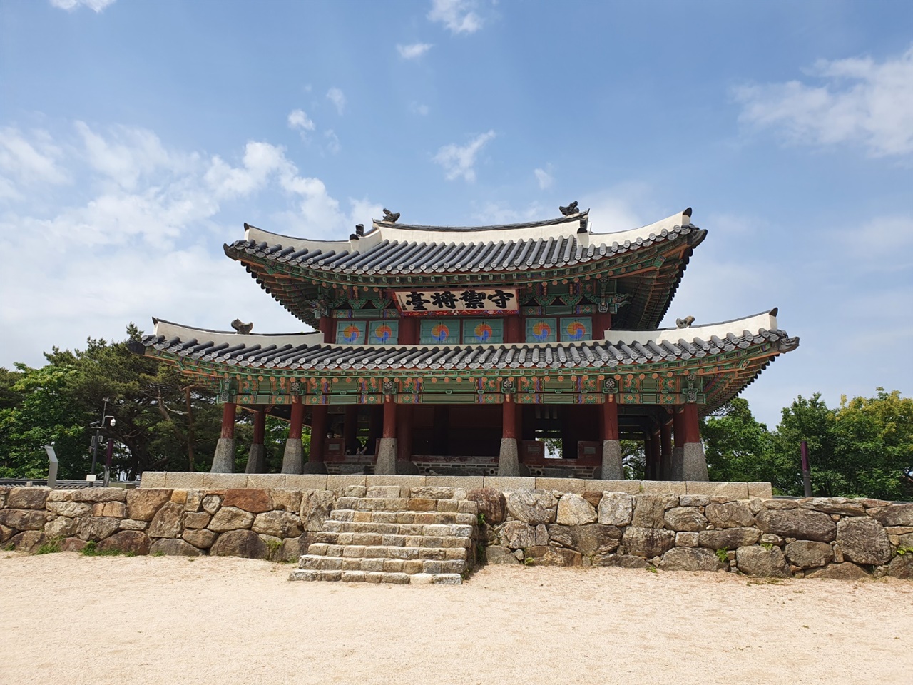 남한산성의 랜드마크인 수어장대는 장수의 지휘와 관측을 위한 군사적 목적으로 건립되었으며 같이 지어졌던 5개의 장대 중에 유일하게 남아있다.