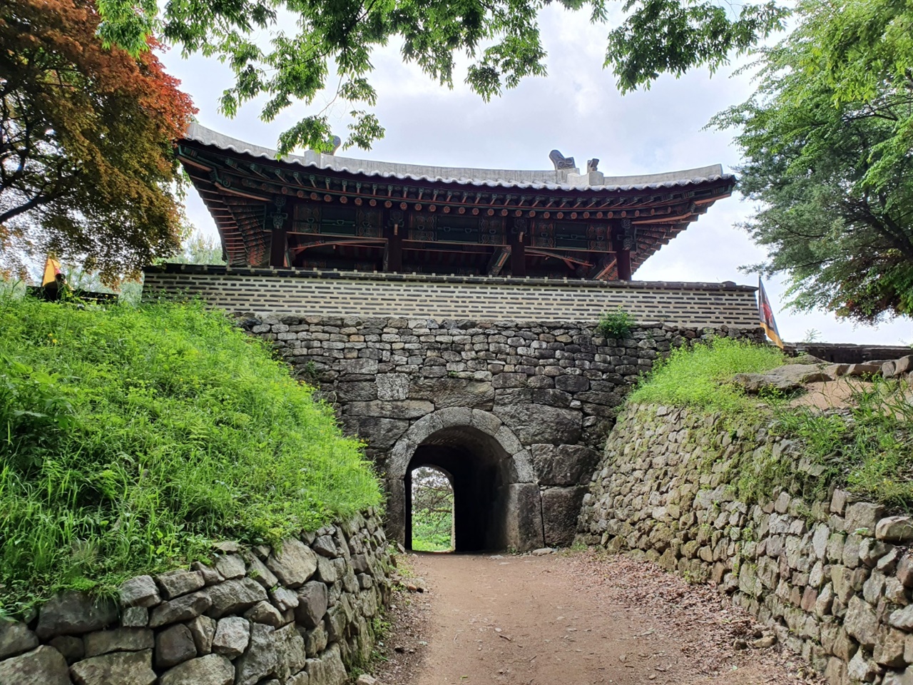 우익문이라 불렸던 서문 병자호란 당시 청나라에 항복한 인조가 이문을 통해 삼전도로 향했다고 전해지는 문이다.