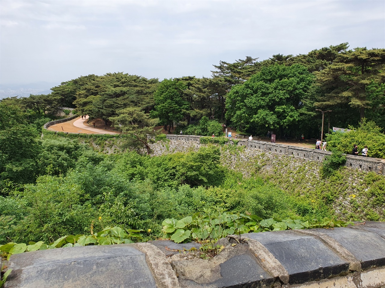 서문에서 동문으로 가는 길은 남한산성에서 가장 아름다운 경관을 볼 수 있는 조망 장소로 유명하다. 이 지점에서 서울을 바라보면 롯데타워와 한강일대가 훤히 내려다보인다.