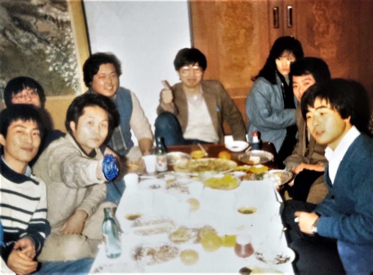  1985년~1986년 즈음 영화청년들의 회식자리. 왼쪽부터 김태균, 임종재, 이덕신, 정성일, 오른쪽 권영락, 김의석
