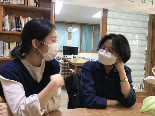 성공회대학교의 실천환경학회 ‘공기 네트워크’의 청년활동가 김현지, 소하연 씨(왼쪽부터)