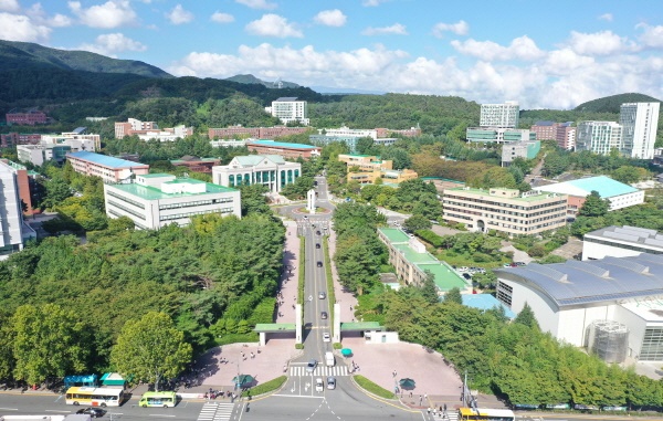  울산대학교는 1970년 개교 이래 학교법인 울산공업학원의 지원으로 세계적인 대학으로 성장했다. 그림은 하늘에서 본 울산대학교.