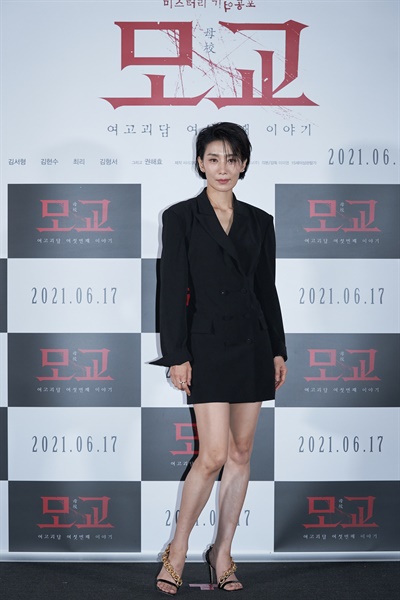 영화 <여고괴담 여섯번째 이야기: 모교>에 출연한 배우 김서형.
