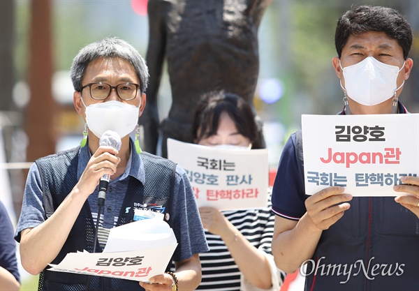 지난 7일 서울중앙지법 민사합의34부(김양호 부장판사)가 강제징용 피해자, 유족이 일본 기업 16곳을 상대로 낸 손해배상 소송에서 ’소 각하(패소)‘를 결정하자 리화수 전국공공운수노조 부산지역본부장이 9일 부산 동구 강제징용노동자상 앞에서 분노를 쏟아내고 있다. 리 본부장의 부친은 일제강점기 시기 강제로 동원된 조선인 노동자였다.