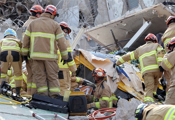 9일 오후 광주 동구 학동의 한 철거 작업 중이던 건물이 붕괴, 도로 위로 건물 잔해가 쏟아져 시내버스 등이 매몰됐다. 사진은 사고 현장에서 119 구조대원들이 구조 작업을 펼치는 모습. 