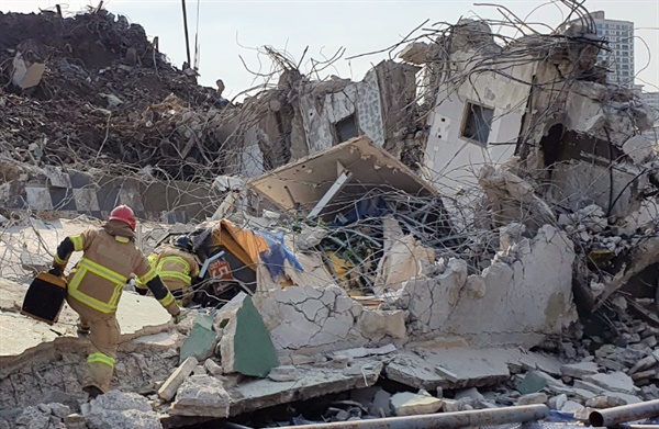 9일 오후 광주 동구 학동의 한 철거 작업 중이던 건물이 붕괴하면서 도로 위로 건물 잔해가 쏟아져 시내버스와 승용차가 매몰됐다.