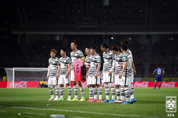 한국 대표팀 한국 대표팀 선수들이 고 유상철 전 감독을 기리는 세레머니를 펼치고 있다.