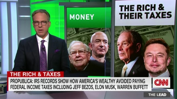 <프로퍼블리카>가 폭로한 미국 최상위 부유층 소득세 논란을 보도하는 CNN 방송 갈무리.