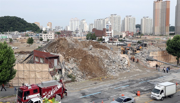 10일 오전 광주 동구 학동 재개발 구역 철거 건물 붕괴 사고 현장에서 잠시 중단됐던 매몰자 수색이 재개되고 있다. 