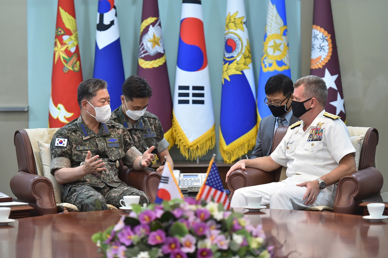 원인철 합참의장(좌)이 10일 사무엘 파파로 미 태평양함대사령관(해군 대장)을 접견, 대화하고 있다. 2021.6.10