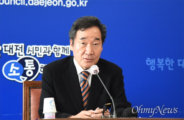 이낙연 전 더불어민주당 대표가 10일 오후 대전시의회 대회의실에서 기자간담회를 갖고 있다.