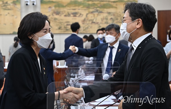  유은혜 사회부총리 겸 교육부장관(왼쪽)이 10일 서울 여의도 국회에서 열린 교육위원회 전체회의에서 국가교육위원회 설치 법안이 통과된 뒤 더불어민주당 박찬대 간사와 악수하고 있다.