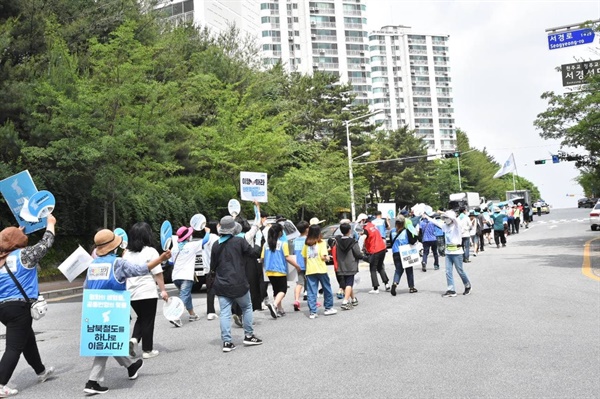 길게 늘어선 행진대열 36일차 행진에는 지난 4월 27일 부산역에서 출발한 이후 가장 많은 참가들이 참여했다.