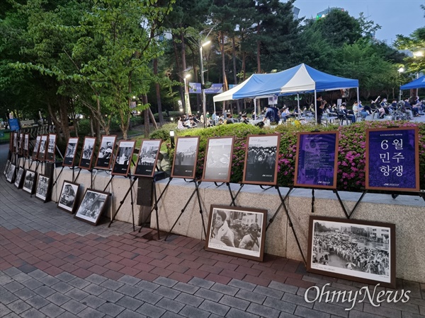 6.10민주항쟁 34주년과 6.15공동선언 21주년을 기념하는 기념식이 10일 오후 대구시 중구 2.28기념공원에서 열렸다. 이날 기념식장 주변에는 당시의 모습을 담은 사진전도 함께 열려 시민들의 발길을 붙잡았다.