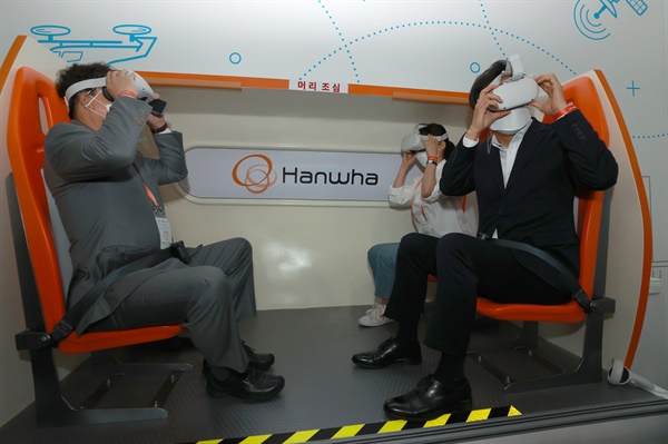 오세훈 서울시장(오른쪽 첫번째)이 10일 서울 마포구 문화비축기지에서 개막한 서울 스마트 모빌리티 엑스포를 찾아 도심항공교통(UAM) VR 체험을 하고 있다.