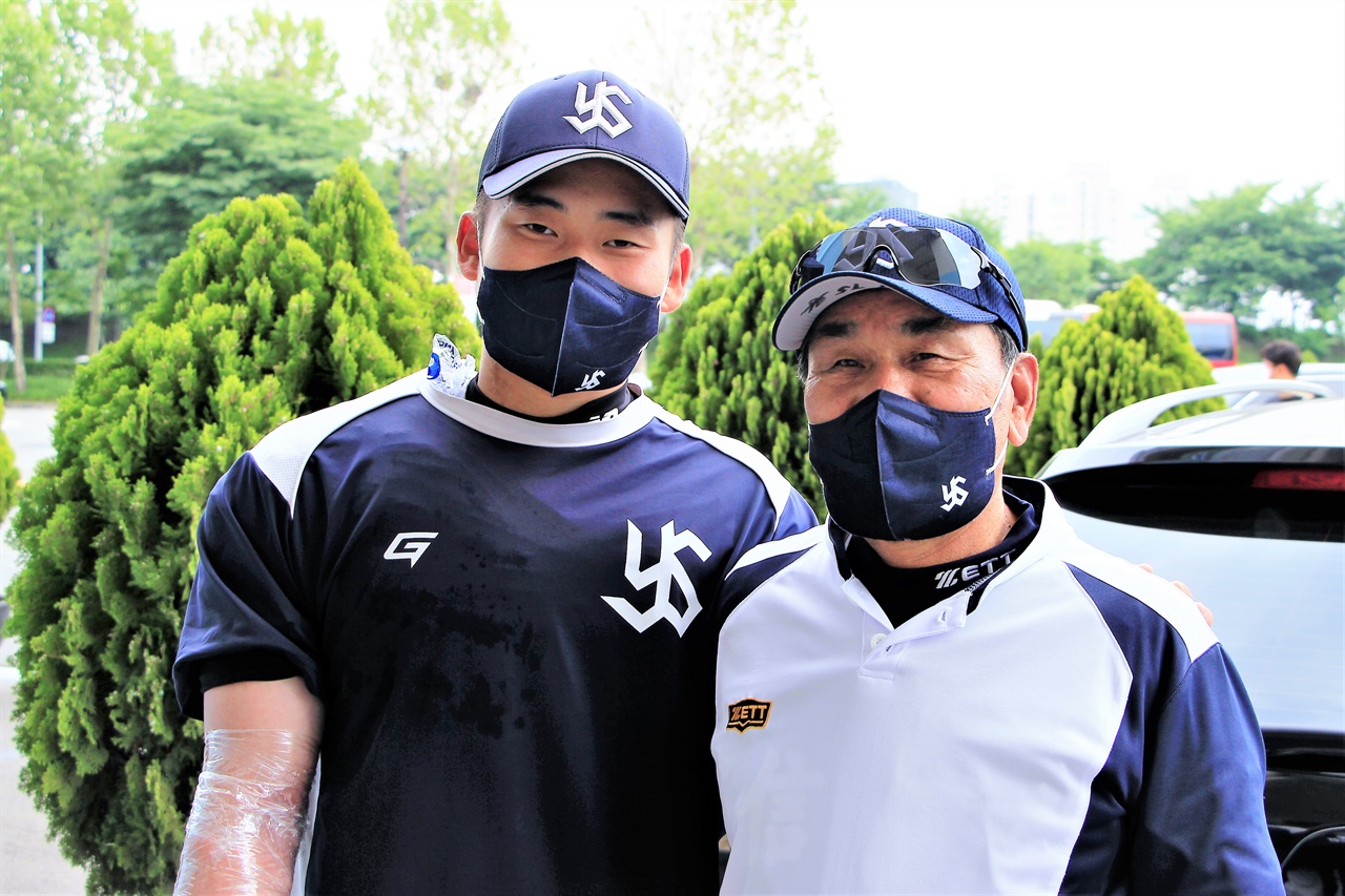  유신고등학교 이성열 감독(오른쪽)과 박영현 선수.