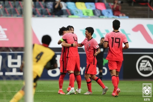 한국 올림픽 대표팀 한국 수비수 이상민이 가나와의 평가전에서 선제골을 넣은 이후 동료들과 기쁨을 나누고 있다.