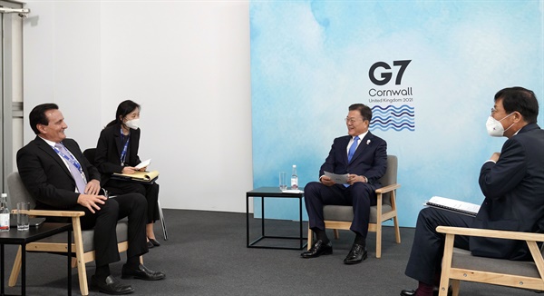G7 정상회의 참석차 영국을 방문 중인 문재인 대통령이 12일(현지시간) 영국 콘월 트레게나 캐슬 호텔에서 파스칼 소리오 아스트라제네카 CEO와의 면담하고 있다.
