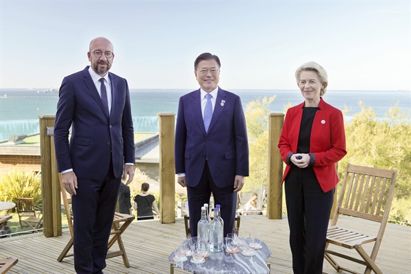  G7 정상회의 참석차 영국을 방문 중인 문재인 대통령이 12일(현지시간) 영국 콘월 카비스베이에서 열린 우르줄라 폰데어라이엔 EU 집행위원장(오른쪽), 샤를 미셸 EU 정상회의 상임의장(왼쪽)과의 한-EU 정상회담에서 기념촬영을 하고 있다.