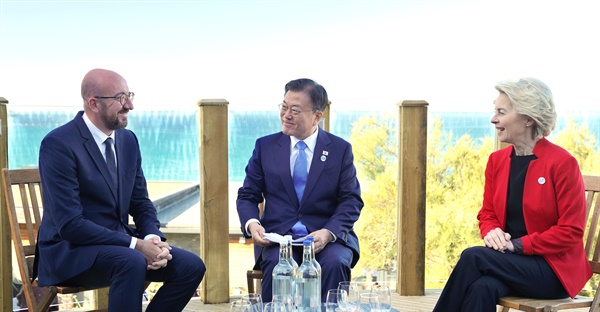 G7 정상회의 참석차 영국을 방문 중인 문재인 대통령이 12일(현지시간) 영국 콘월 카비스베이에서 우르줄라 폰데어라이엔 EU 집행위원장(오른쪽), 샤를 미셸 EU 정상회의 상임의장(왼쪽)과 한-EU 정상회담을 하고 있다.
