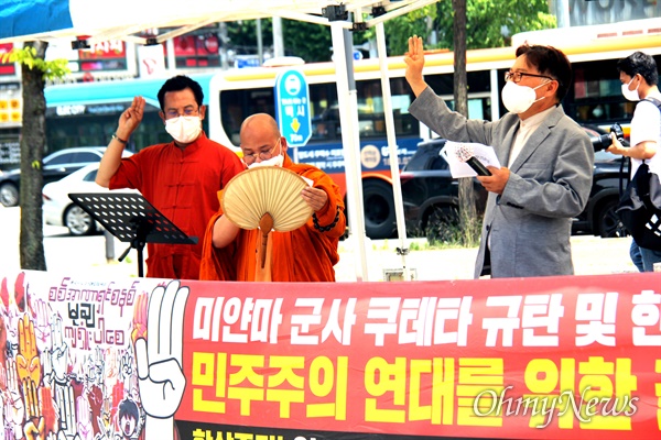 13일 오후 창원역 광장에서 열린 "미얀마 민주주의 연대 15차 일요시위". 위쑤따 스님 발언.