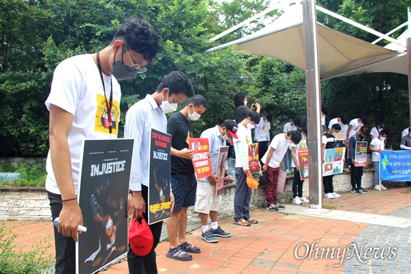 13일 오후 창원역 광장에서 열린 "미얀마 민주주의 연대 15차 일요시위". 묵념.