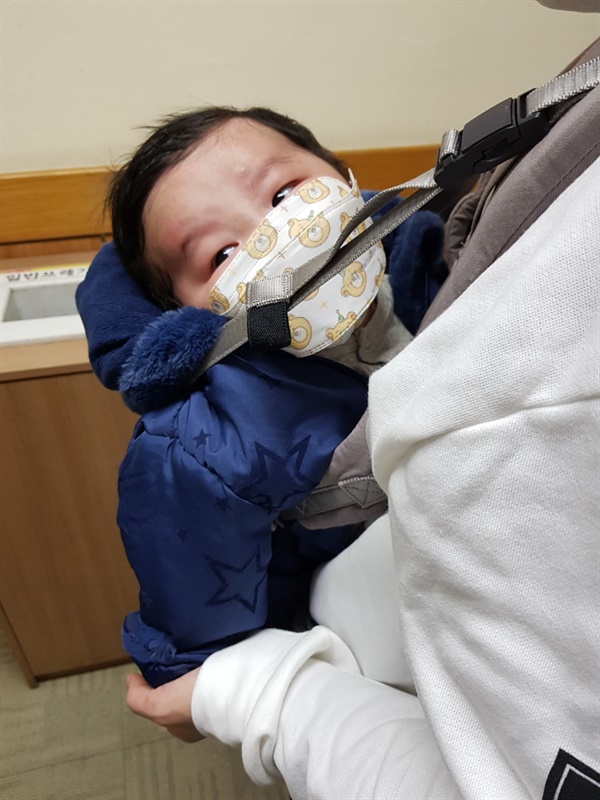 아이가 두 달에서 세 달에 접어가던 시점에 병원에서 잠시 씌운 마스크 