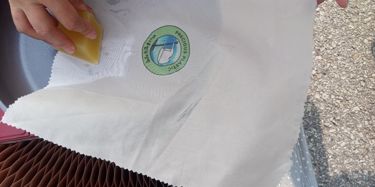 비니루없는점빵 활동가들이 비닐랩을 대신할 수 있는 천연밀랍랩을 즉석에서 만들고 있다.
