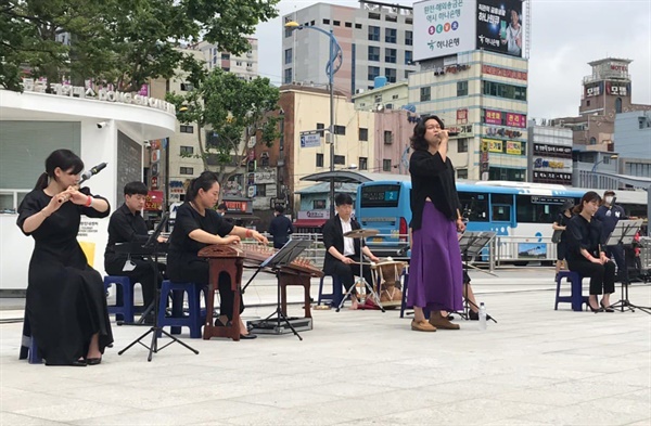  13일 오전 부산역 광장에서 열린 미얀마 민주화 연대집회.