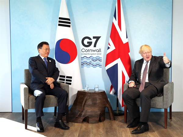 G7 정상회의 참석차 영국을 방문 중인 문재인 대통령이 13일(현지시간) 영국 콘월 카비스베이에서 열린 보리스 존슨 영국 총리와 양자회담에서 대화하고 있다.