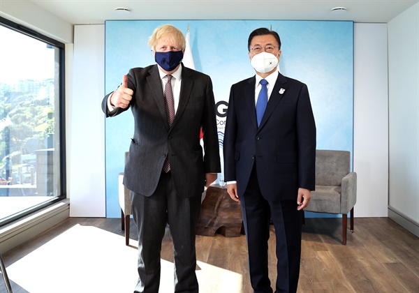 G7 정상회의 참석차 영국을 방문 중인 문재인 대통령이 13일(현지시간) 영국 콘월 카비스베이에서 열린 보리스 존슨 영국 총리와의 양자회담에서 기념촬영을 하고 있다.