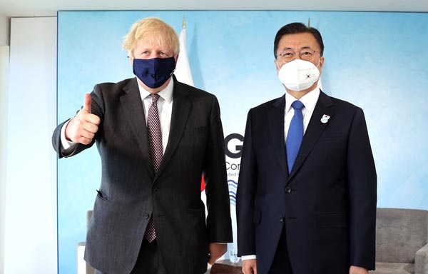 G7 정상회의 참석차 영국을 방문 중인 문재인 대통령이 13일(현지시간) 영국 콘월 카비스베이에서 열린 보리스 존슨 영국 총리와의 양자회담에서 기념촬영을 하고 있다.