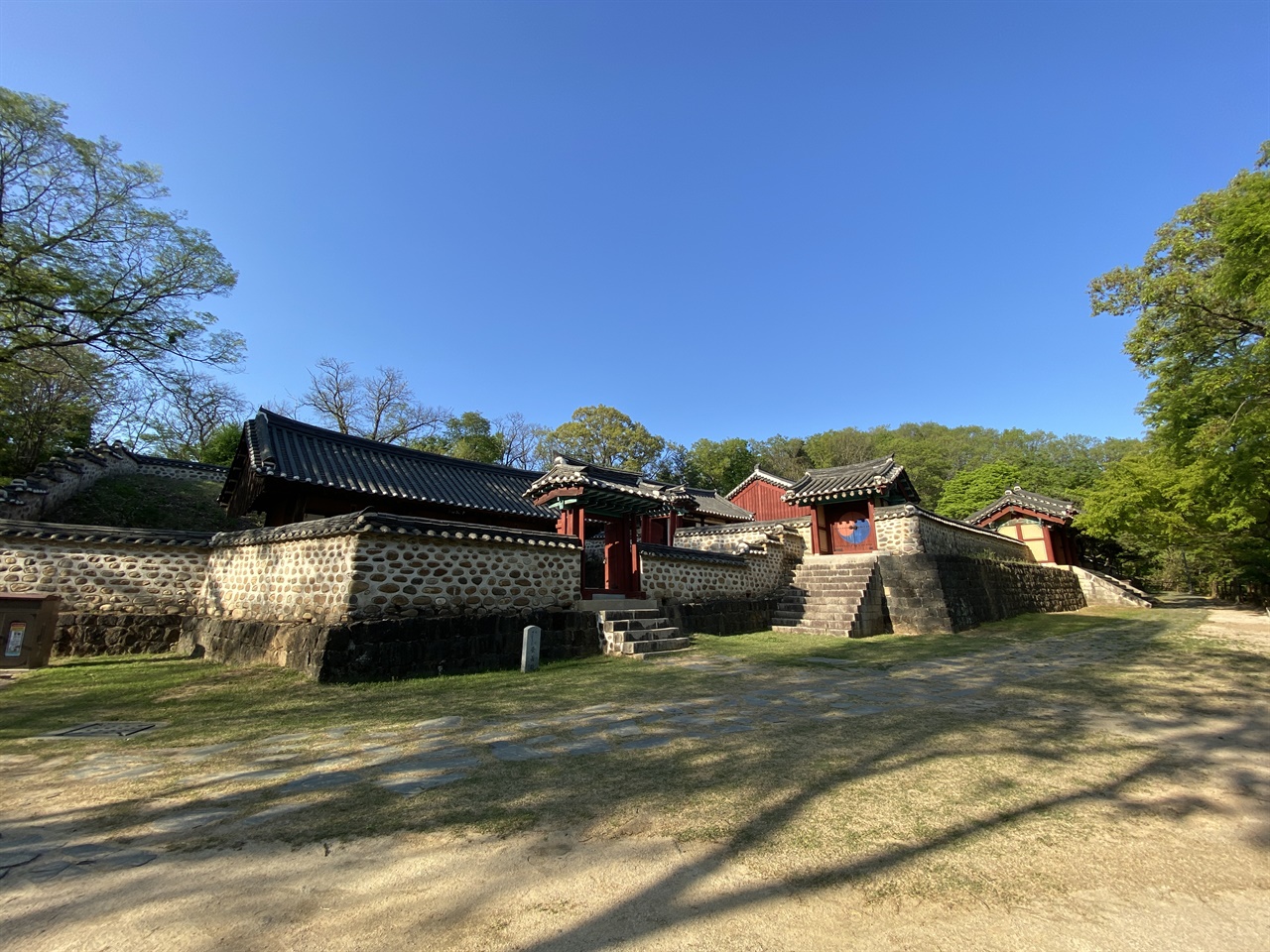 고려 왕조의 종묘 '숭의전지' 경기도 연천군 미산면 아미리 산10번지에 위치하고 있다. 