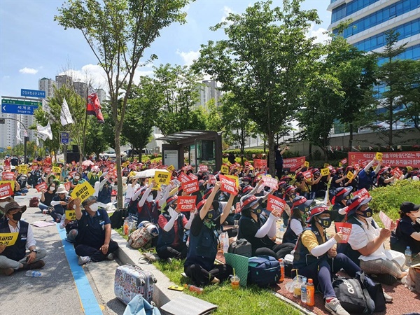 지난 12일 건강보험공단 본사 앞에서 고객센터 직영화를 요구하는 노동자들.