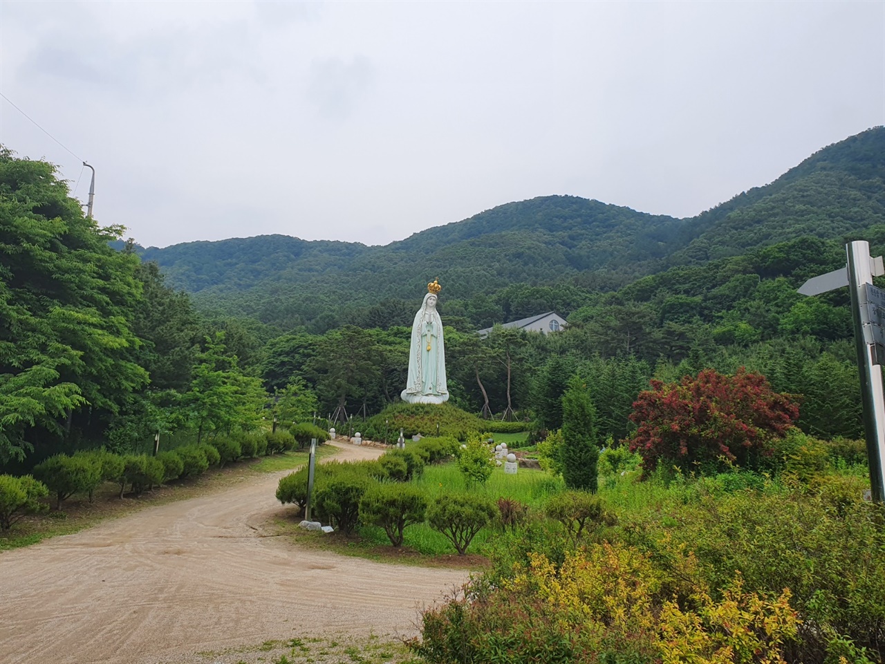 한국 천주교의 발상지라고 알려져 있는 천진암성지는 현재 100년의 계획을 세우고 아시아에서 가장 큰 성당을 건립하기 위한 준비를 하고 있었다.
