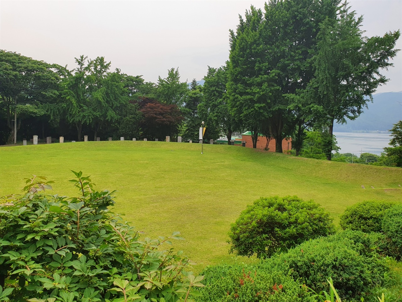 광주 분원 터의 풍경 현재는 초등학교가 들어선 광주 분원은 조선시대 왕실의 도자기를 운영하던 마지막 분원이었다.