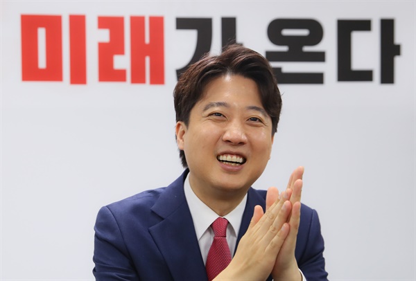 헌정 사상 첫 30대 당대표에 선출된 국민의힘 이준석 새 대표