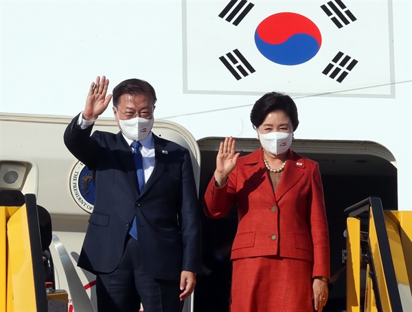 오스트리아를 국빈 방문하는 문재인 대통령과 김정숙 여사가 13일 오후(현지시간) 비엔나국제공항에 도착, 공군 1호기에서 환영인사들에게 손을 흔들고 있다.