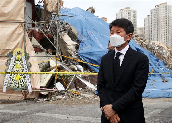 정몽규 HDC그룹 회장이 11일 오전 광주 학동 철거건물 붕괴 사고 현장에서 참배한 뒤 이동하고 있다.