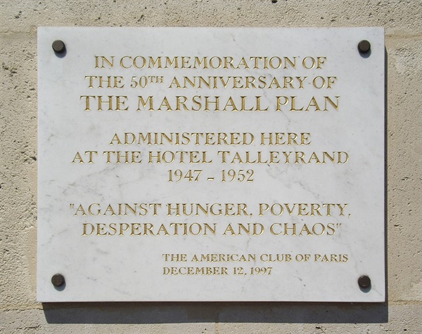 프랑스 파리 지역의 호텔 Talleyrand 외관에 있는 마셜 플랜 50주년 기념판. 